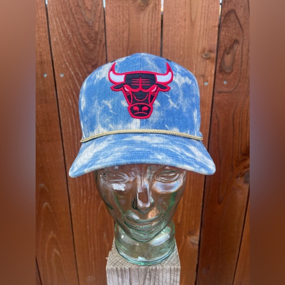 Chicago Bulls Mitchell & Ness SnapBack Hat - Picture 1 of 3